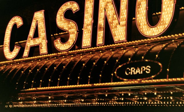 Tampilan permainan slot online dan live casino di layar perangkat mobile hotwin88